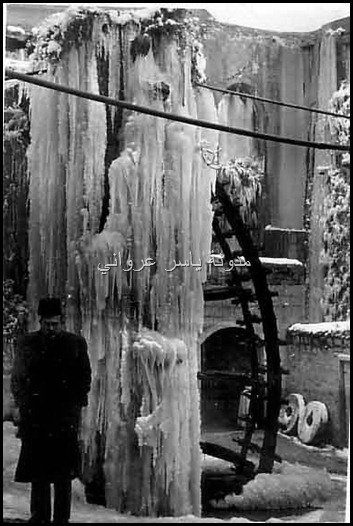 الثلج يكسو الناعورة