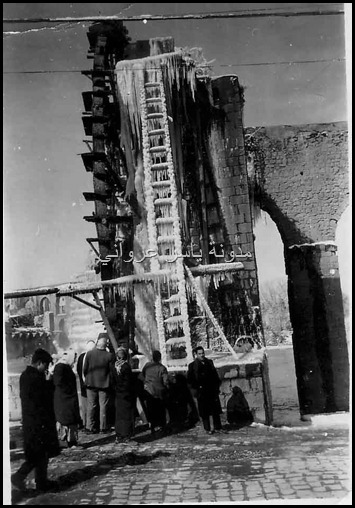 ناعورة الجسرية والثلج يكسوها