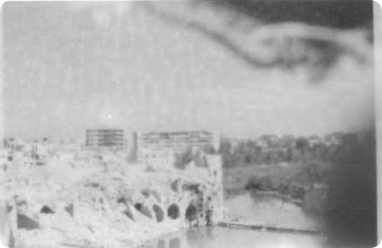 ما تبقى من الحمامات العربية الاثرية ومن فوقها حي الكيلانية.