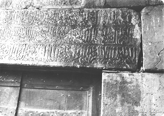 نقوش اسلامية فوق أحد أبواب الجامع النوري