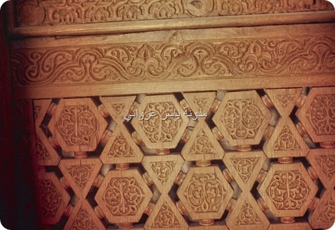 الاشكال الهندسية الموجودة على المنبر